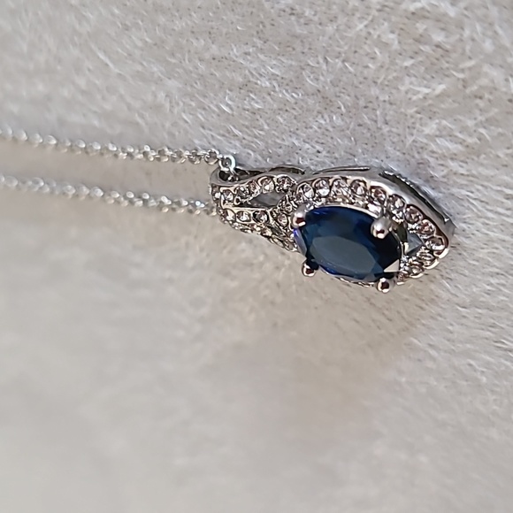 FINE SILVER PLATED NAVY BLUE & WHITE CRYSTAL PENDANT APPROX 18" - Picture 5 of 16